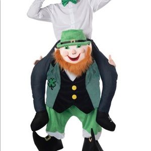 Leprechaun costume. Piggy back. Carry me.